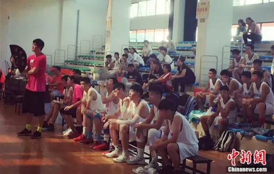 学生篮球主力如何平衡学业与训练_1